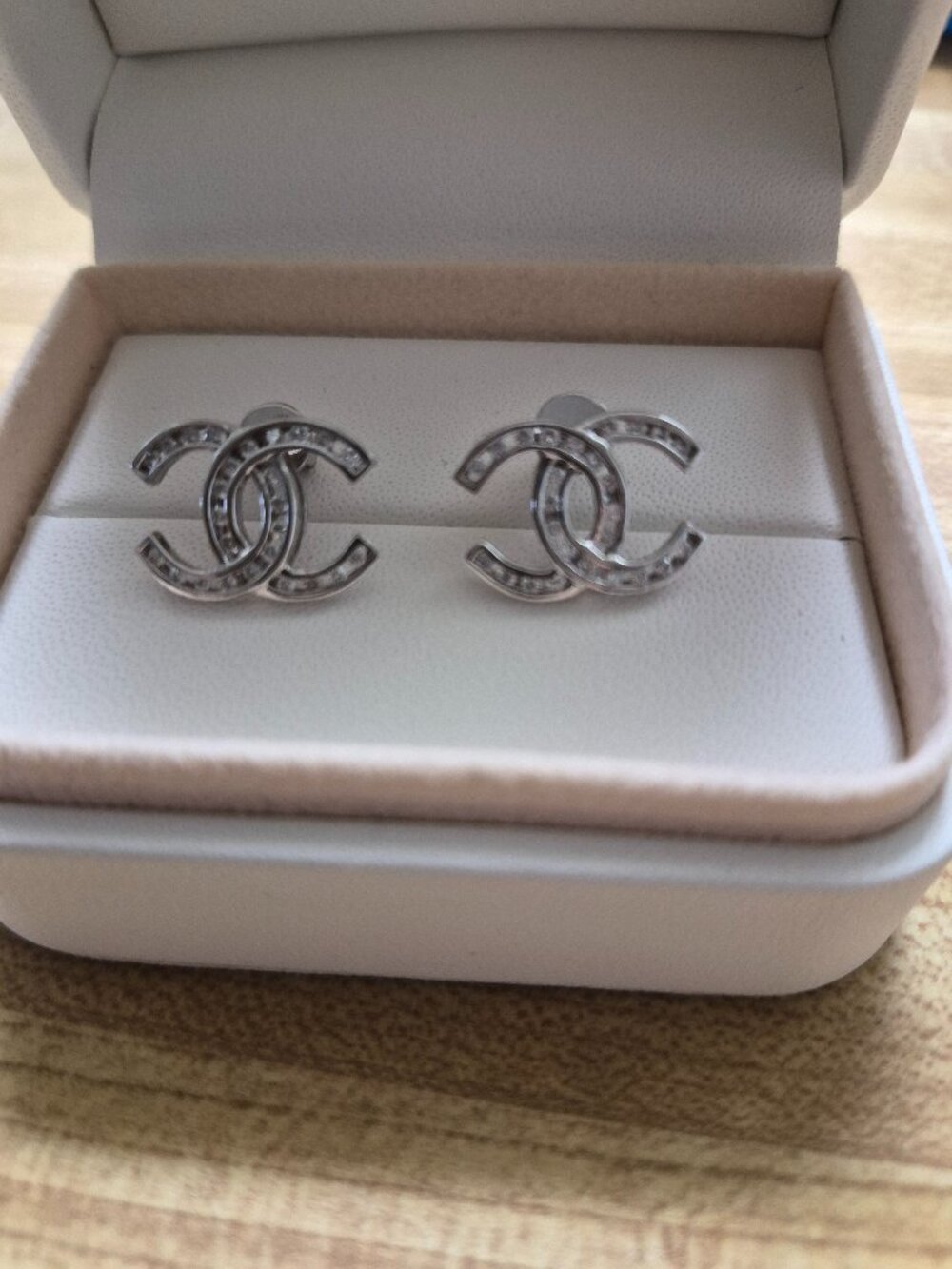 Stud earrings in 14karat white gold